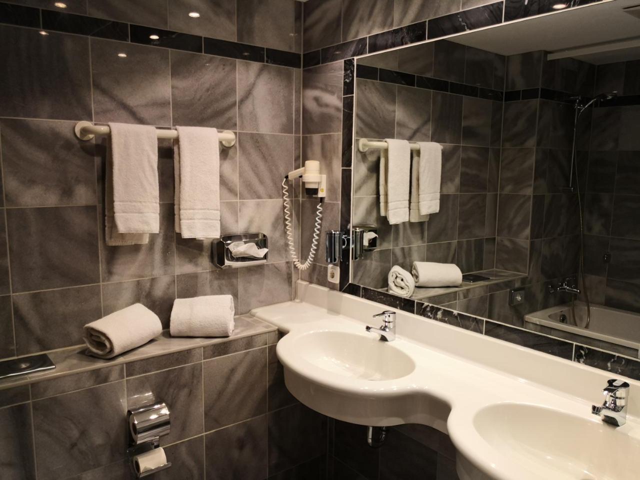 Seehotel Luisenhof Falkenhagen  Bagian luar foto