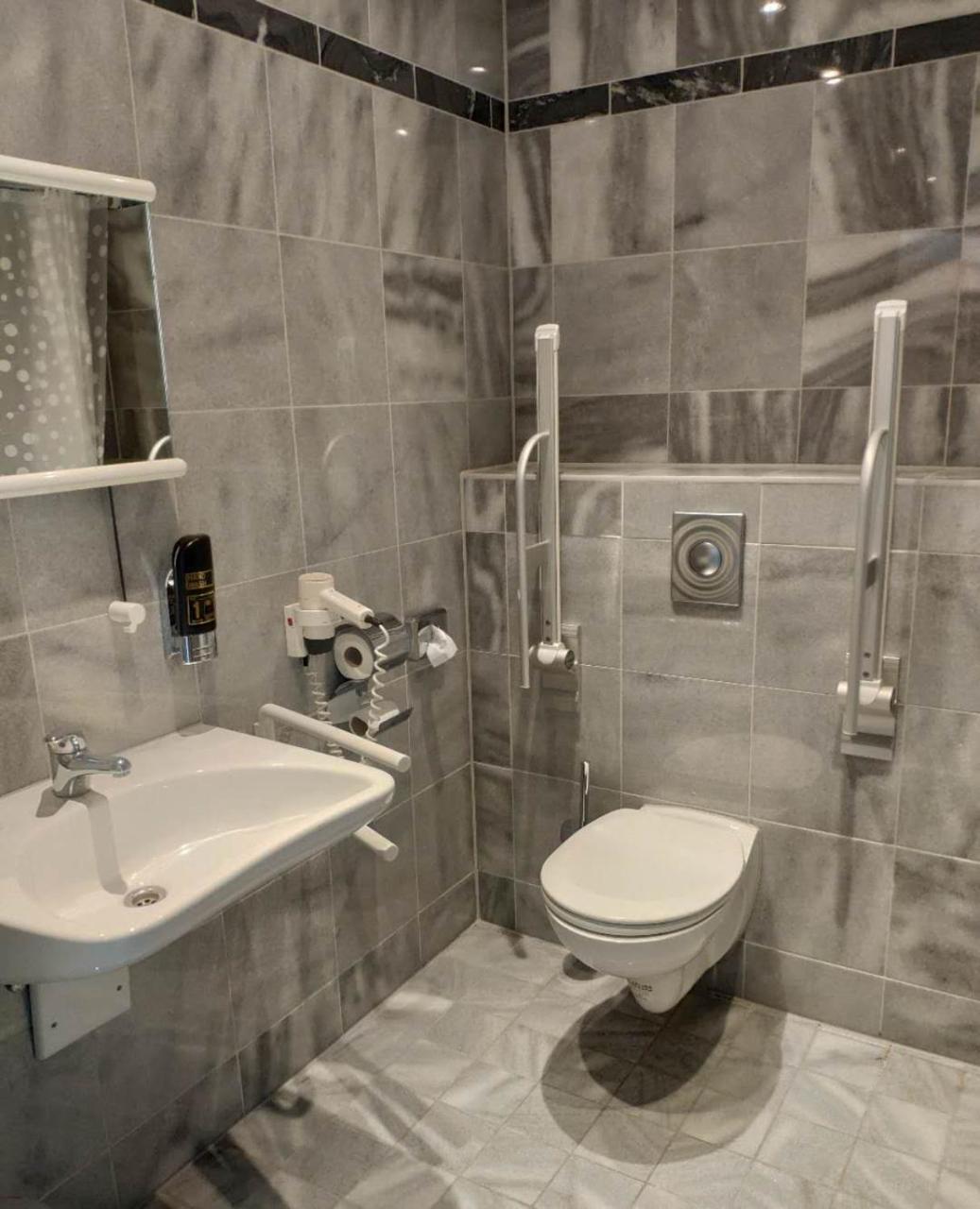 Seehotel Luisenhof Falkenhagen  Bagian luar foto